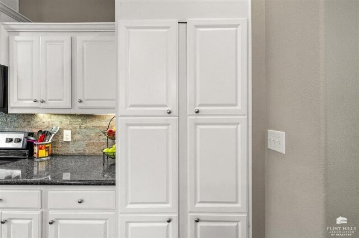 Picture of Home For Sale in Manhattan, Kansas, United States