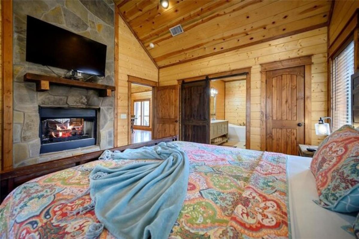 Picture of Home For Sale in Broken Bow, Oklahoma, United States