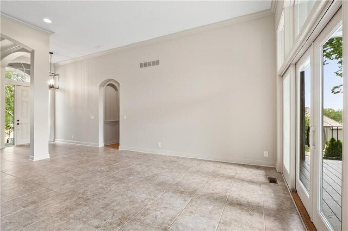 Picture of Home For Sale in Lenexa, Kansas, United States