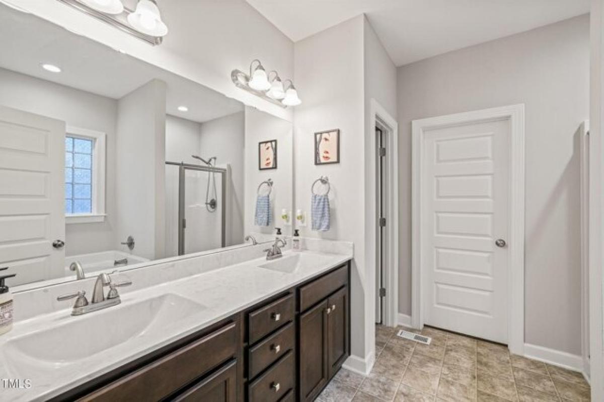 Picture of Home For Sale in Clayton, North Carolina, United States