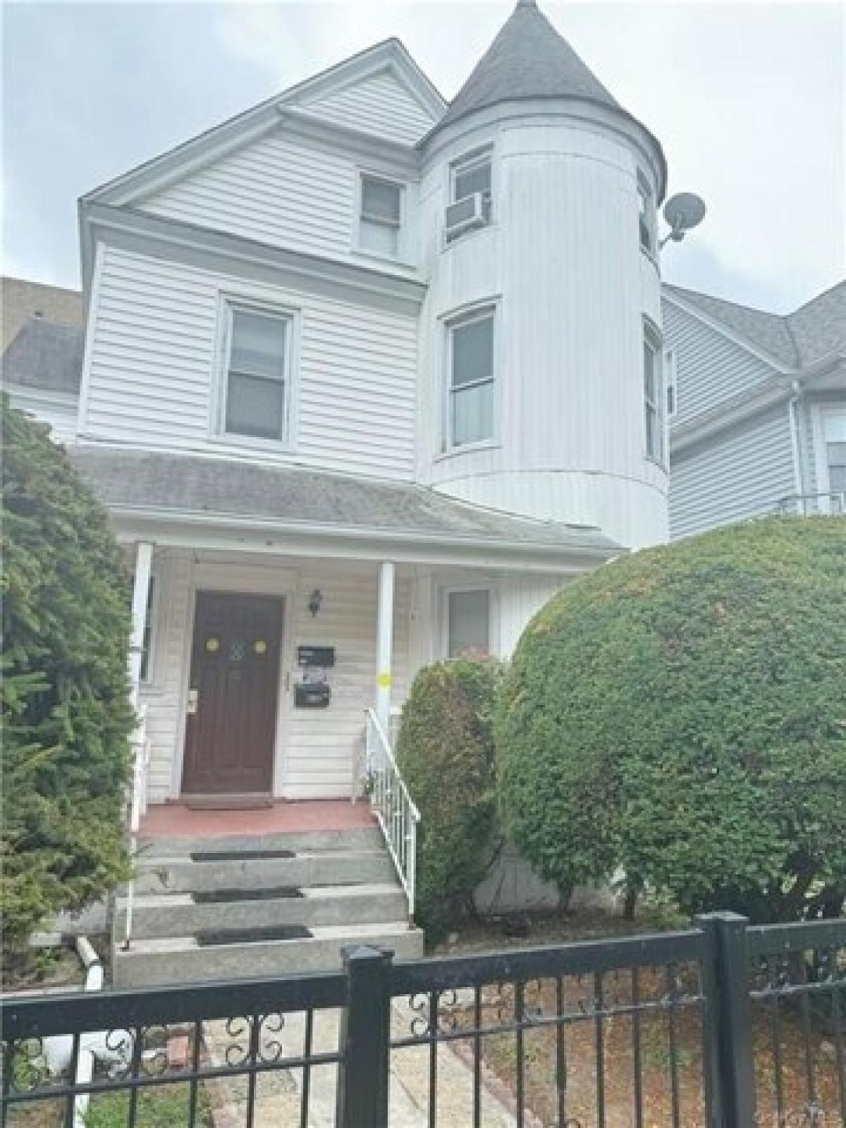Picture of Home For Sale in Yonkers, New York, United States