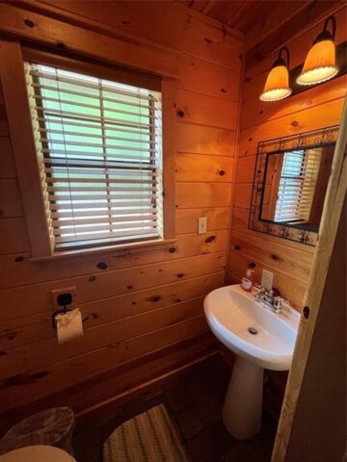 Picture of Home For Sale in Broken Bow, Oklahoma, United States