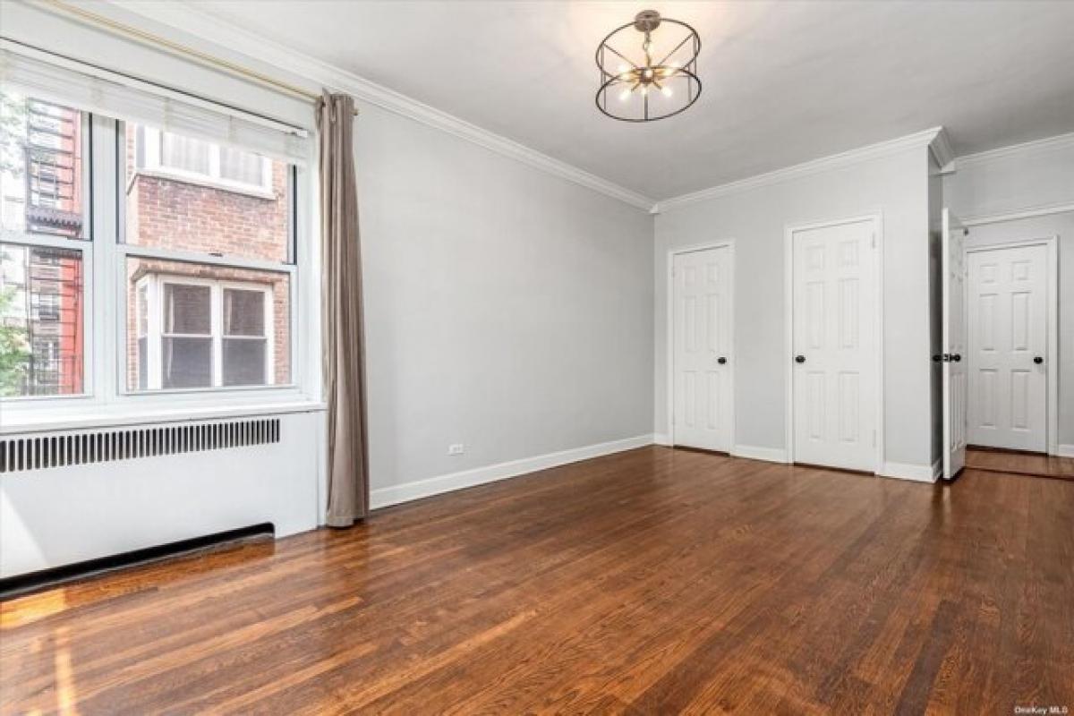 Picture of Home For Sale in Forest Hills, New York, United States