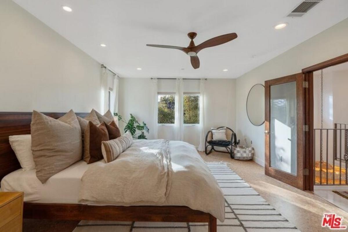 Picture of Home For Sale in Woodland Hills, California, United States