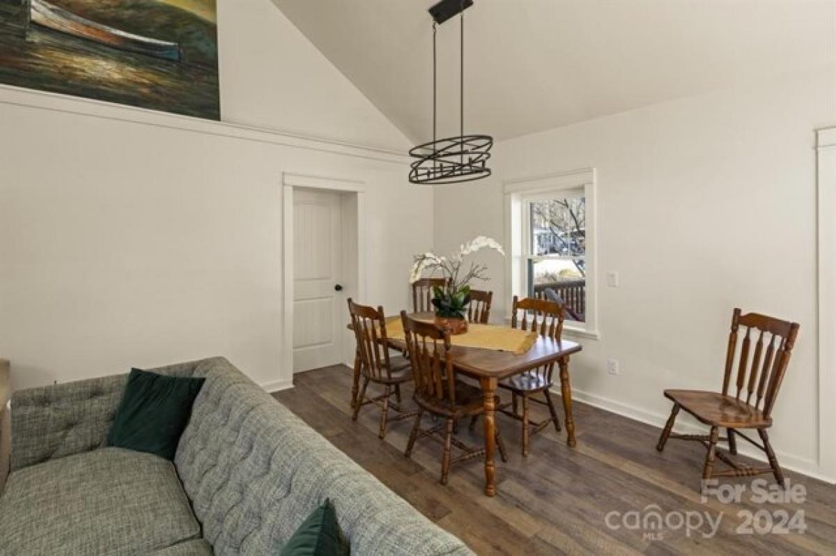 Picture of Home For Sale in Hendersonville, North Carolina, United States