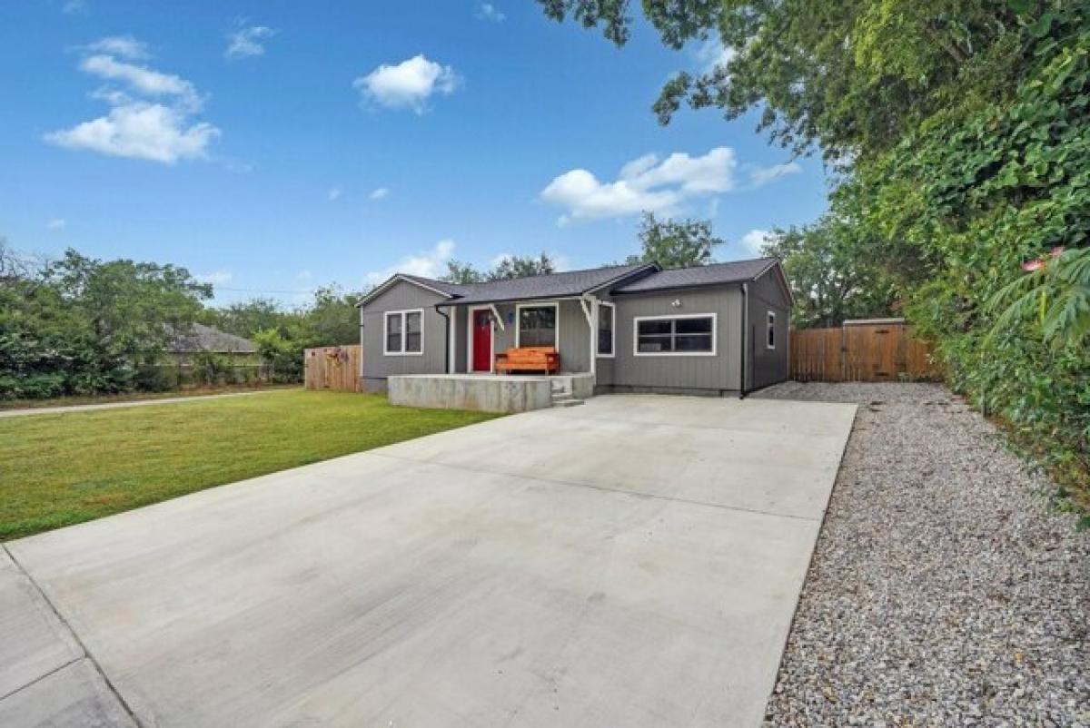 Picture of Home For Sale in Mineral Wells, Texas, United States