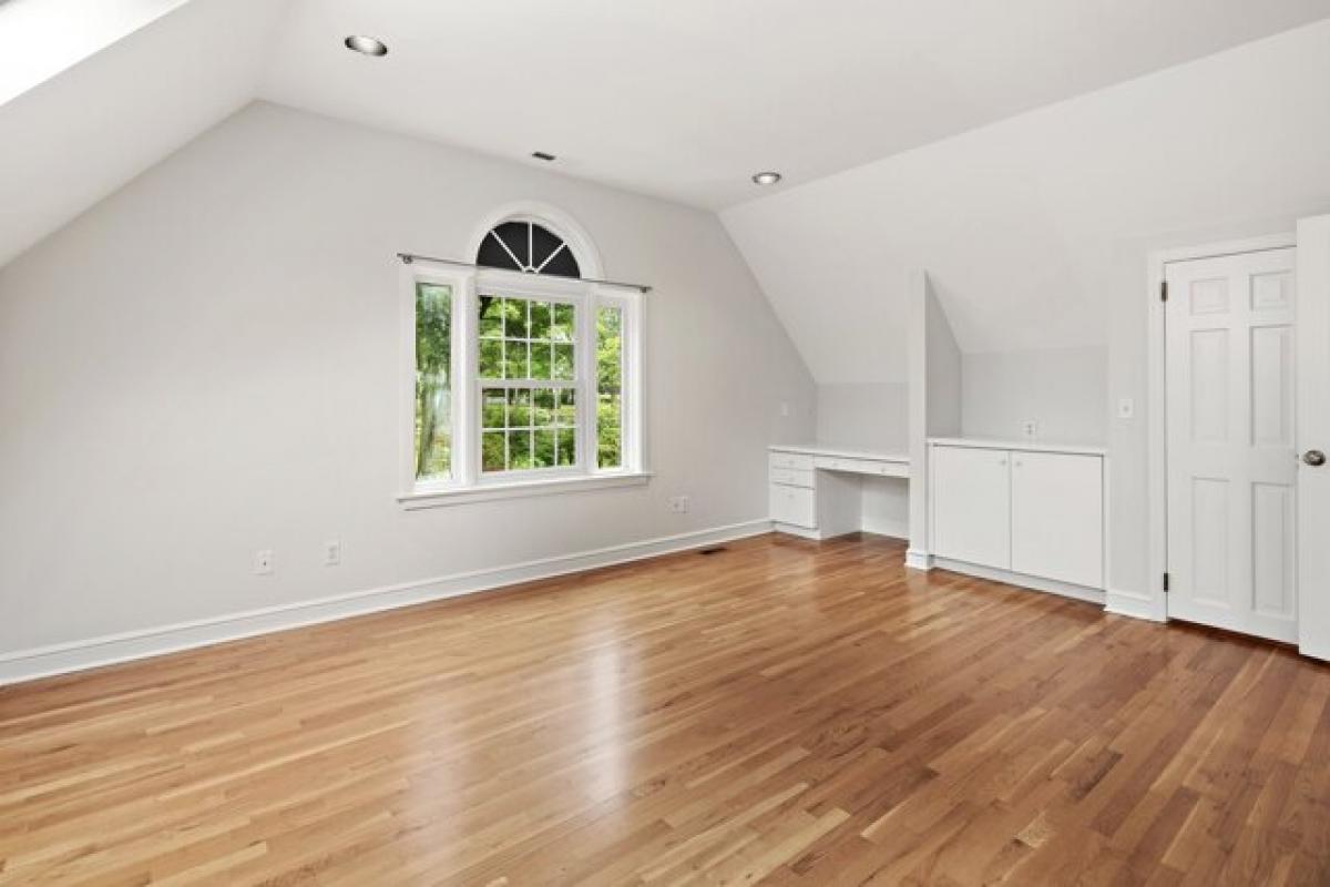 Picture of Home For Sale in New Canaan, Connecticut, United States