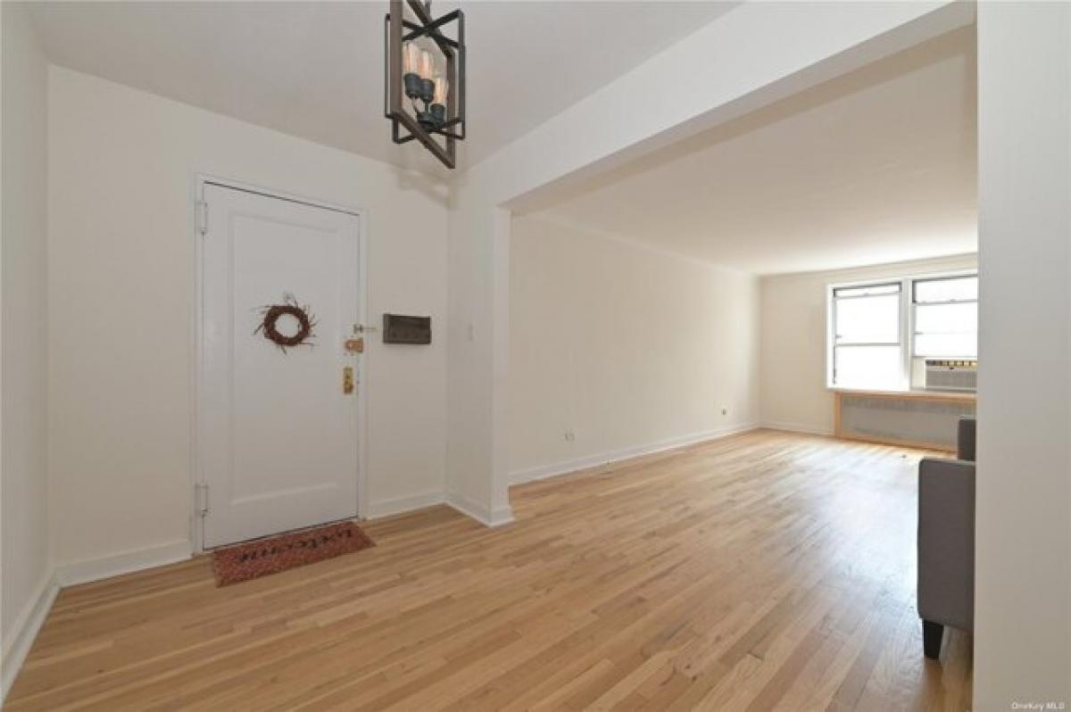 Picture of Home For Sale in Forest Hills, New York, United States