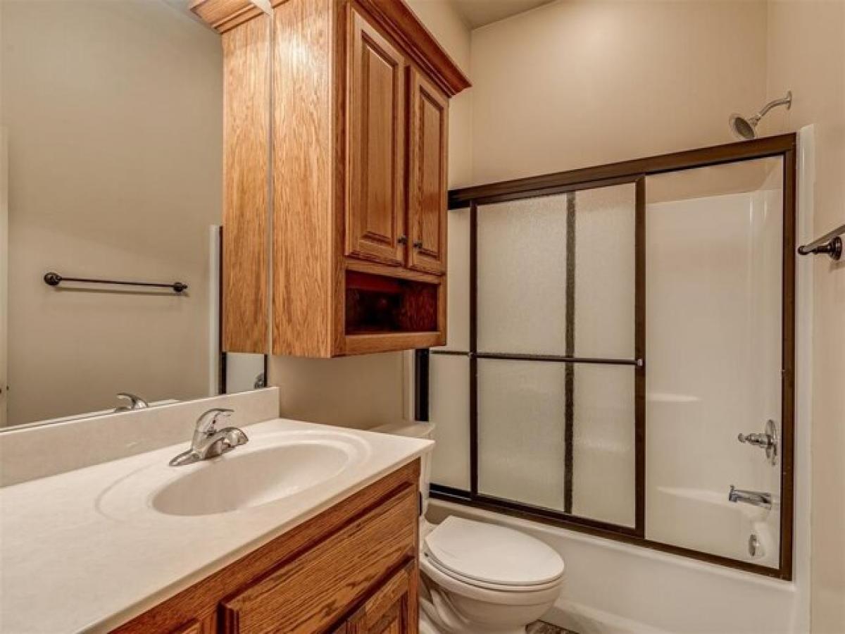 Picture of Home For Sale in Moore, Oklahoma, United States