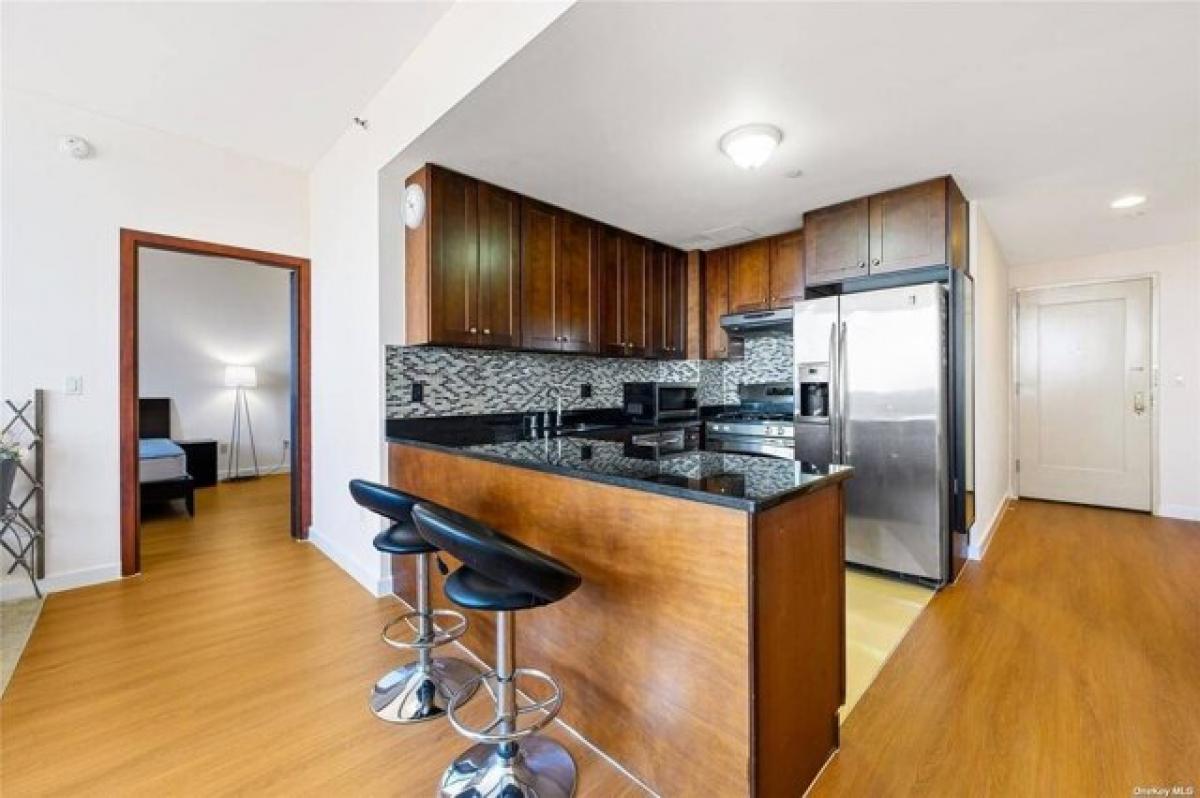 Picture of Home For Sale in Flushing, New York, United States