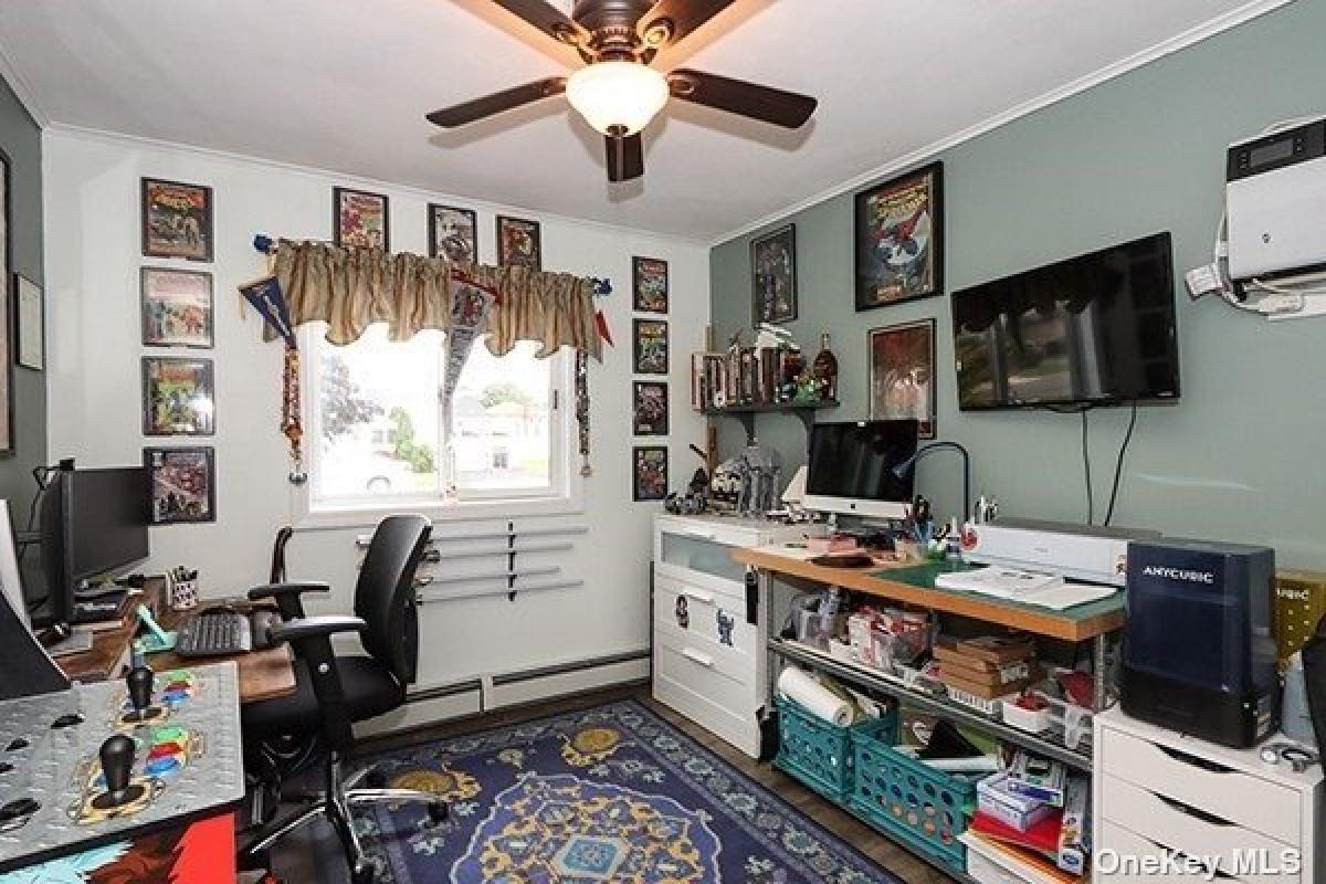 Picture of Home For Sale in Merrick, New York, United States