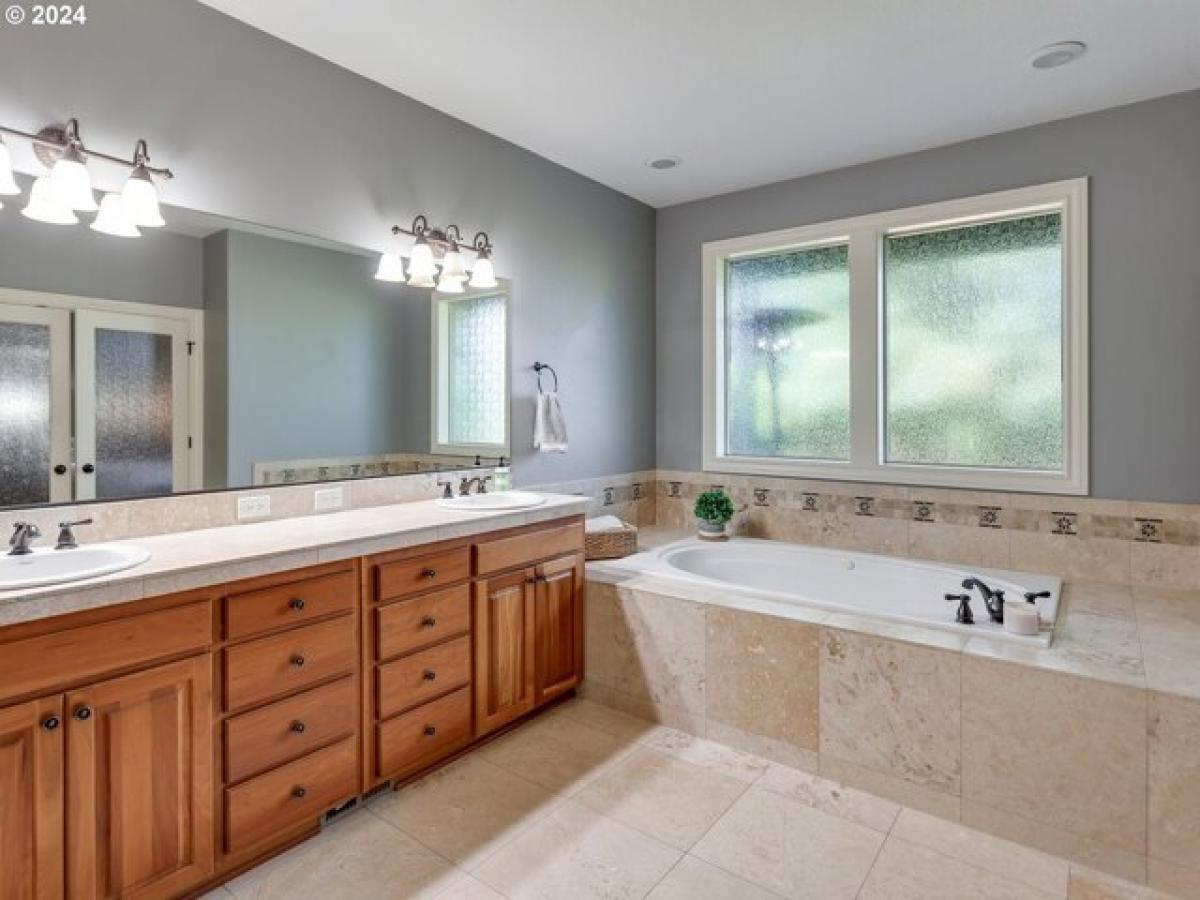 Picture of Home For Sale in Milwaukie, Oregon, United States