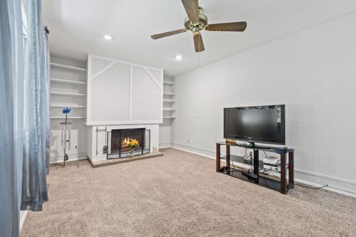 Picture of Home For Sale in Syracuse, Indiana, United States