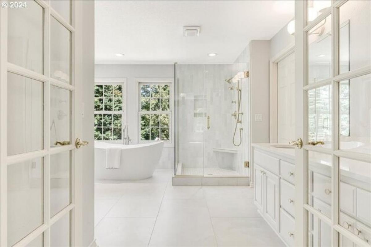 Picture of Home For Sale in Lake Oswego, Oregon, United States