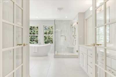 Home For Sale in Lake Oswego, Oregon