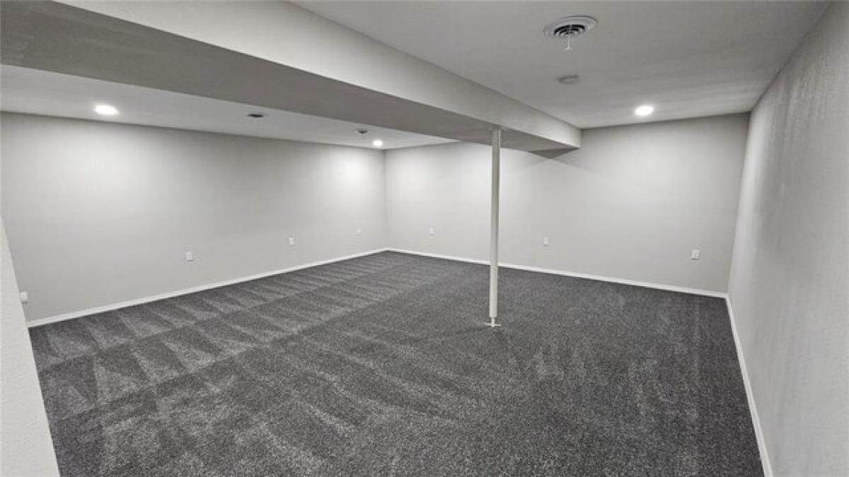 Picture of Home For Sale in Cedar Rapids, Iowa, United States