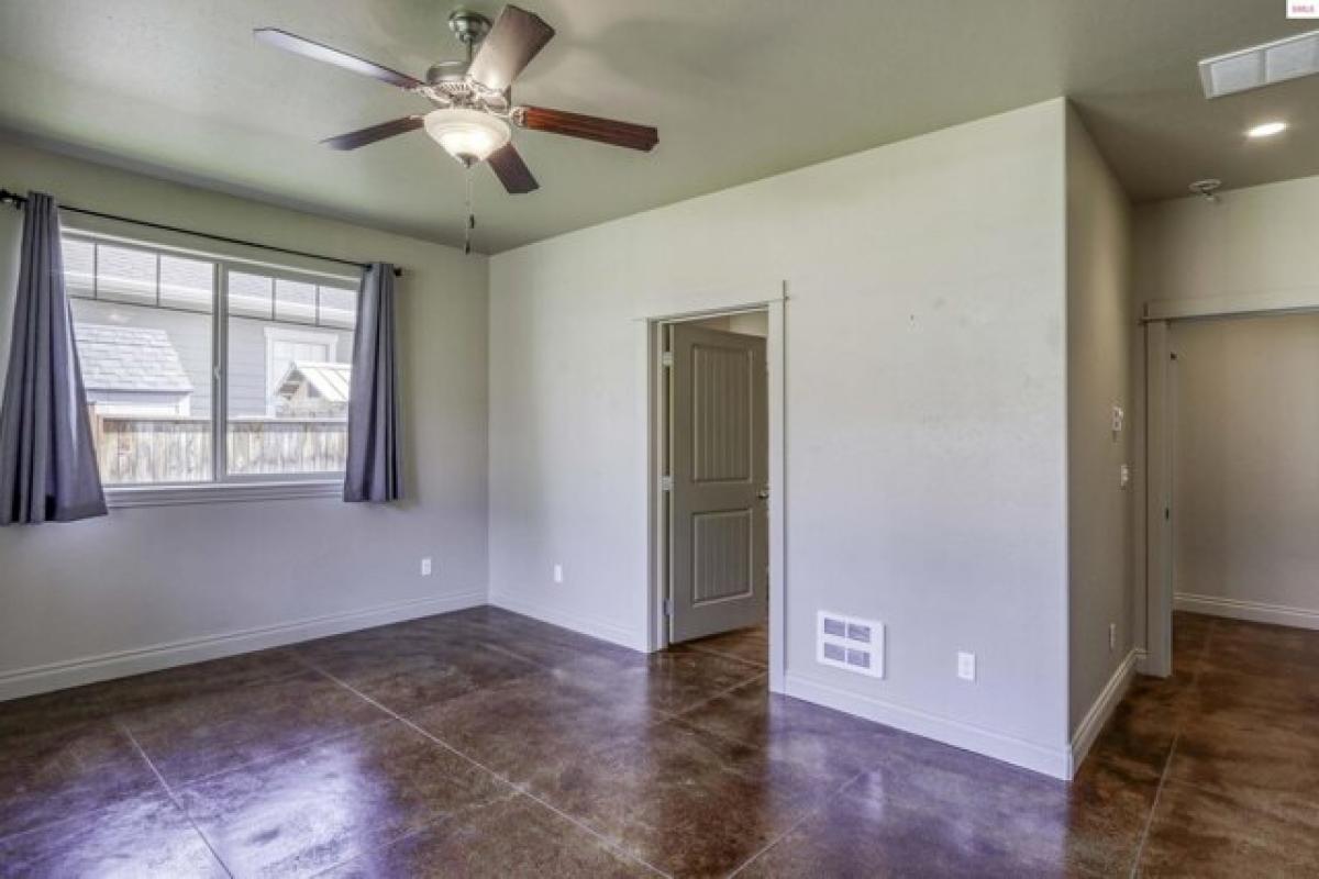 Picture of Home For Sale in Sandpoint, Idaho, United States