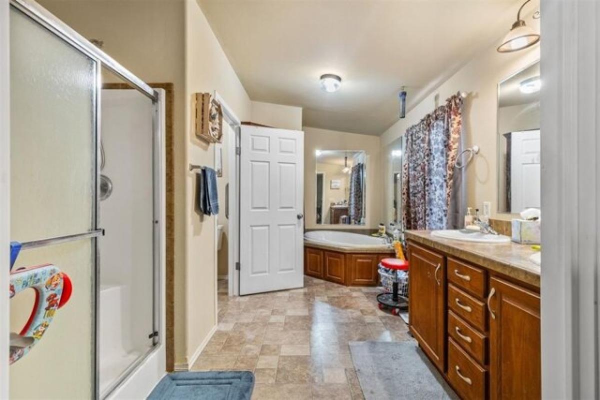 Picture of Home For Sale in Chickasha, Oklahoma, United States