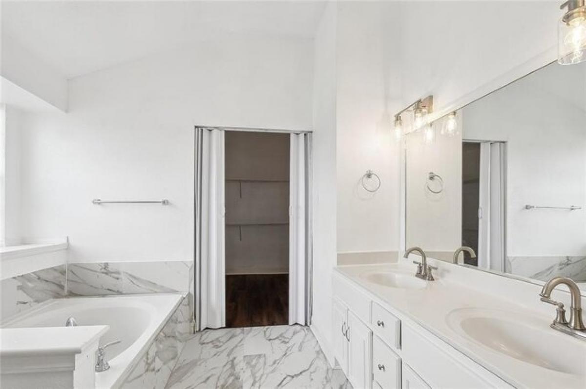 Picture of Home For Sale in Gretna, Louisiana, United States