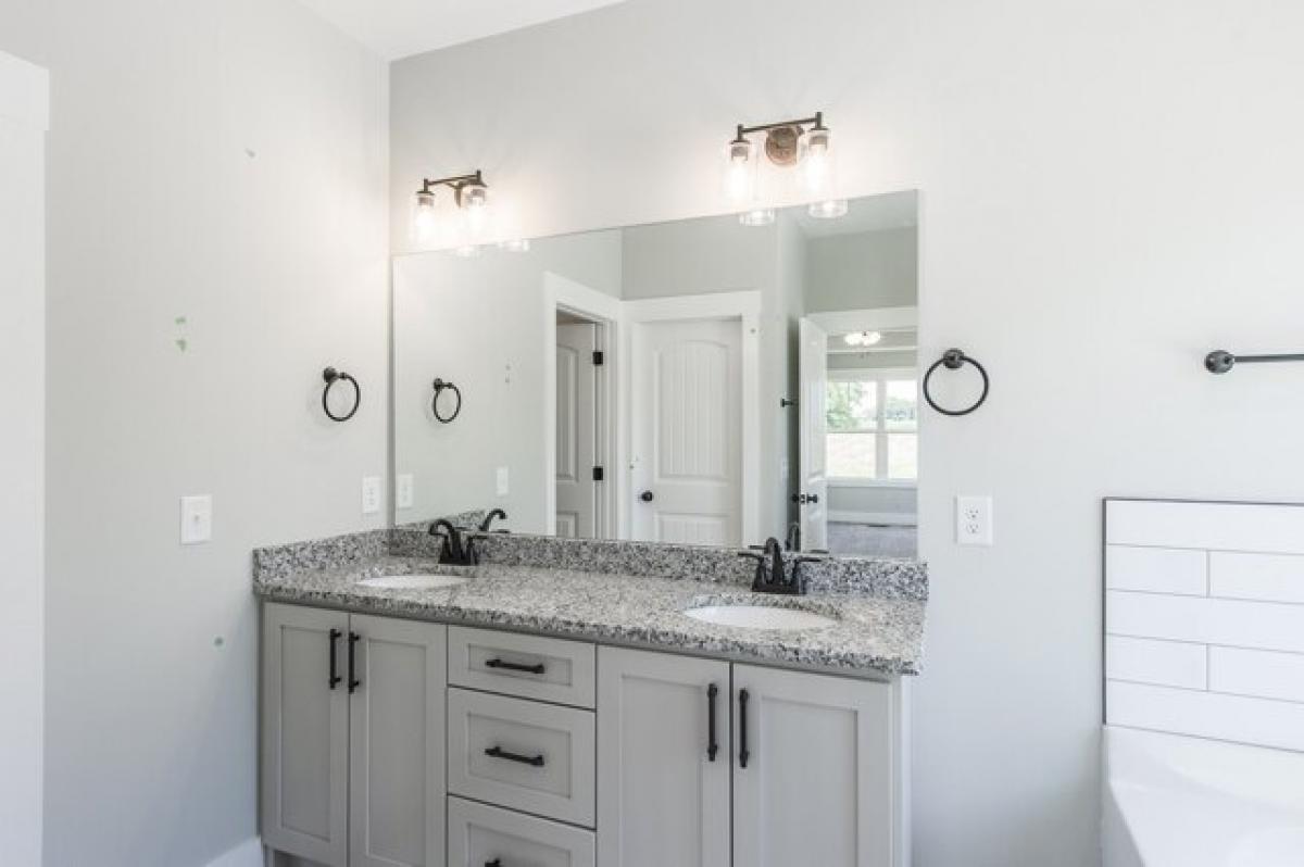 Picture of Home For Sale in Cottontown, Tennessee, United States