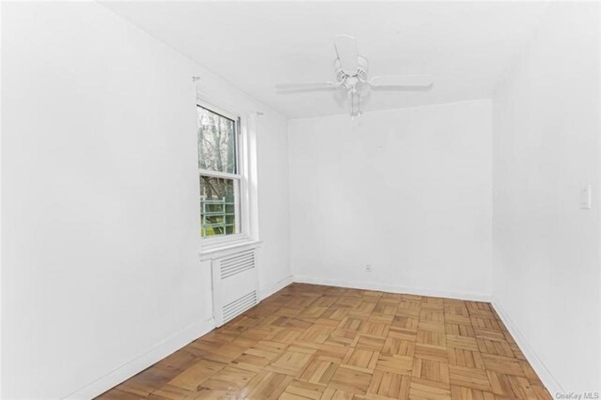 Picture of Home For Sale in Yonkers, New York, United States