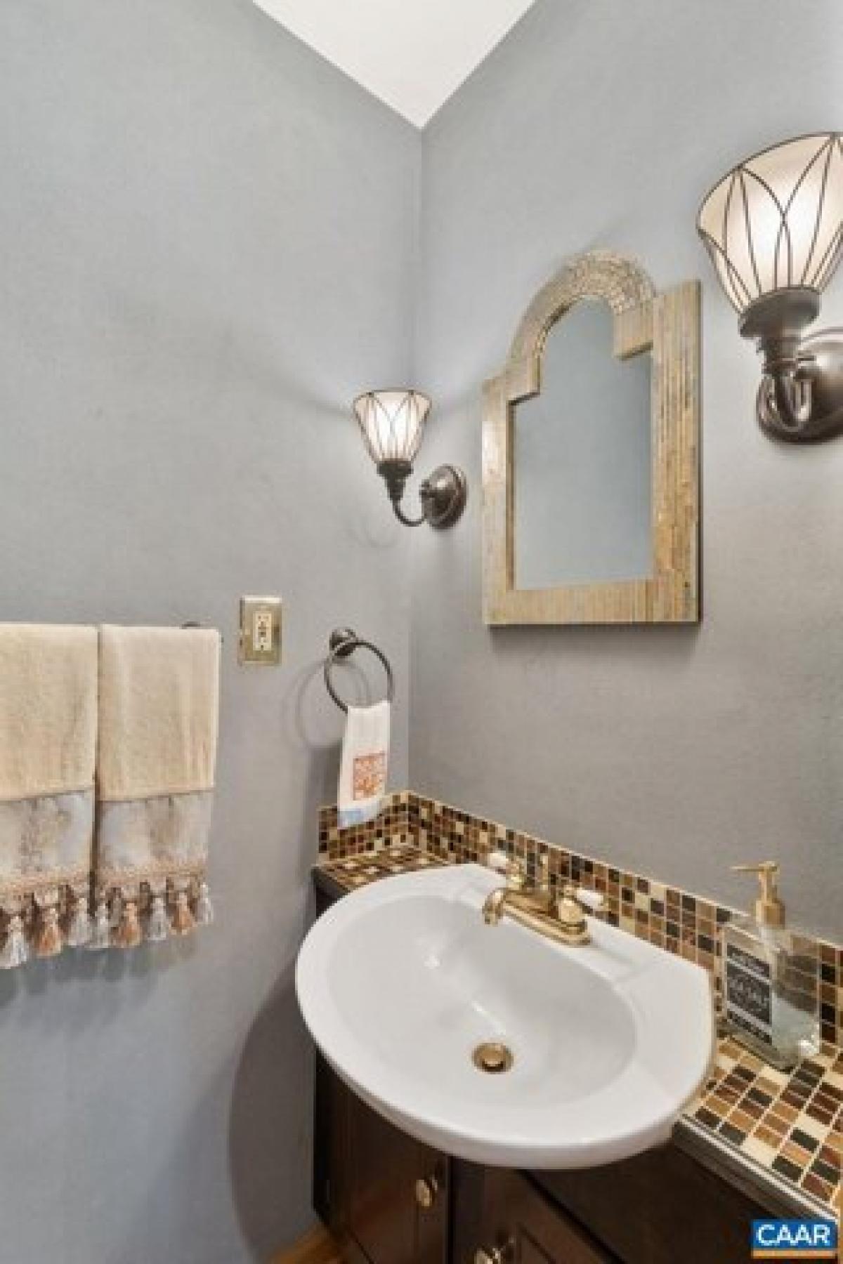 Picture of Home For Sale in Charlottesville, Virginia, United States