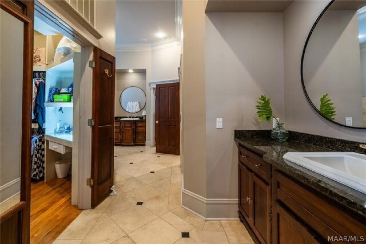 Picture of Home For Sale in Montgomery, Alabama, United States