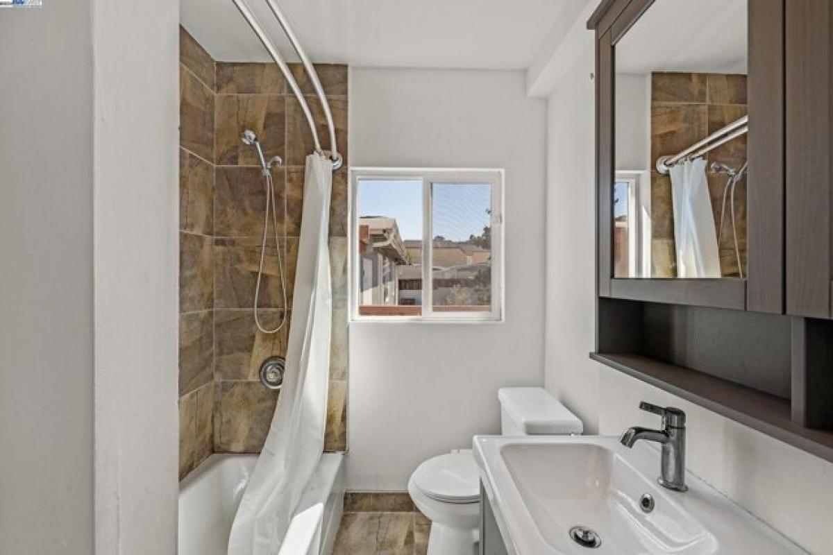 Picture of Home For Sale in Oakland, California, United States