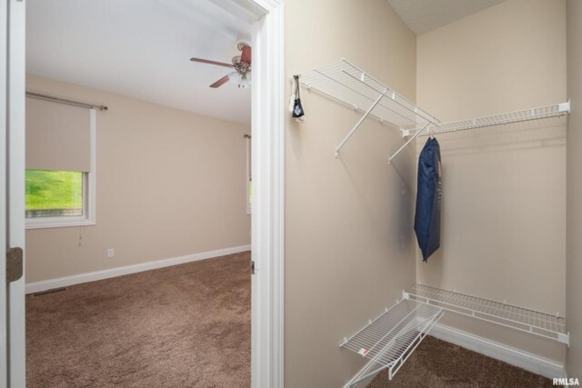 Picture of Home For Sale in Davenport, Iowa, United States