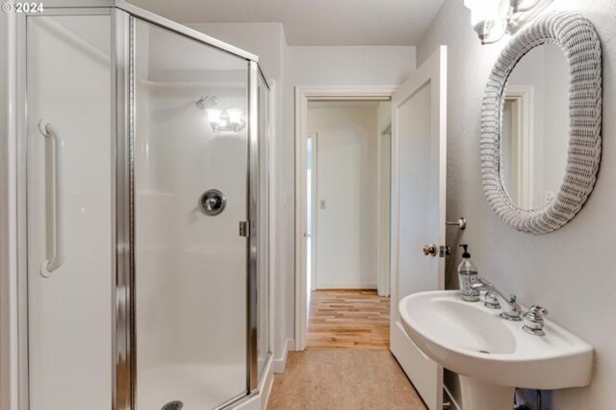 Picture of Home For Sale in Eugene, Oregon, United States