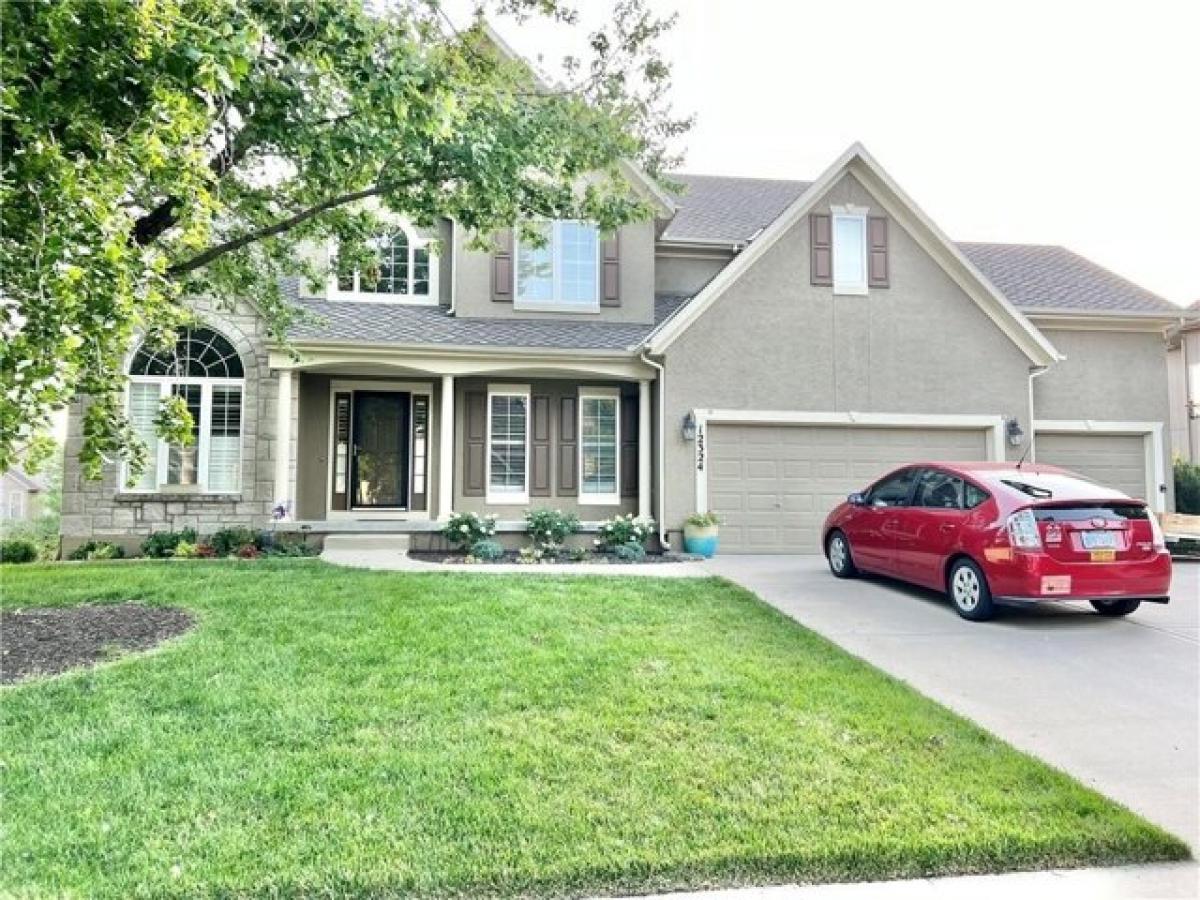 Picture of Home For Sale in Overland Park, Kansas, United States