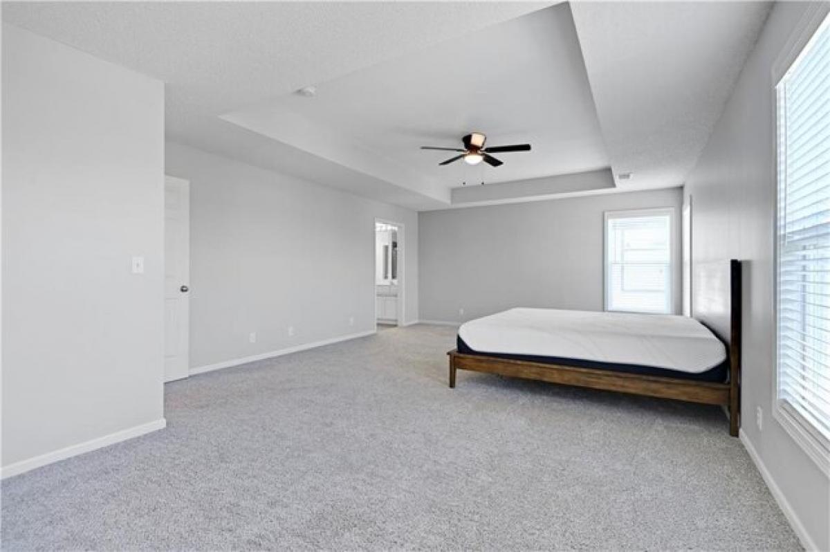 Picture of Home For Sale in Overland Park, Kansas, United States