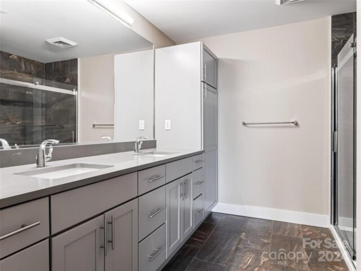 Picture of Home For Sale in Asheville, North Carolina, United States