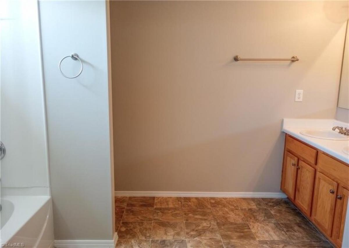 Picture of Home For Sale in Kernersville, North Carolina, United States