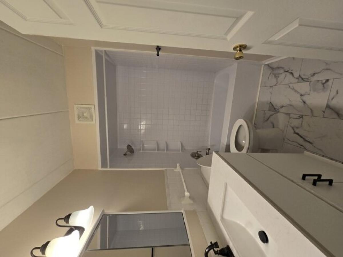 Picture of Home For Sale in Lansing, Illinois, United States