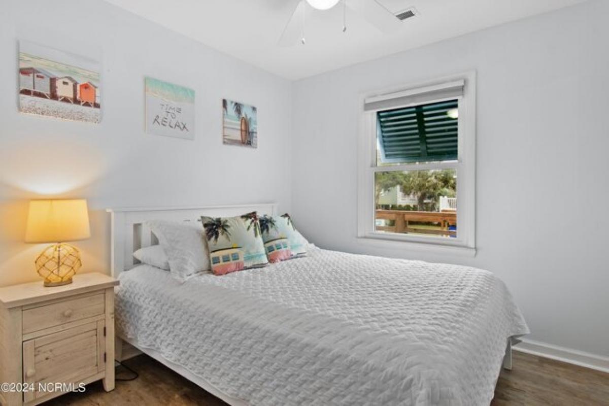 Picture of Home For Sale in Oak Island, North Carolina, United States