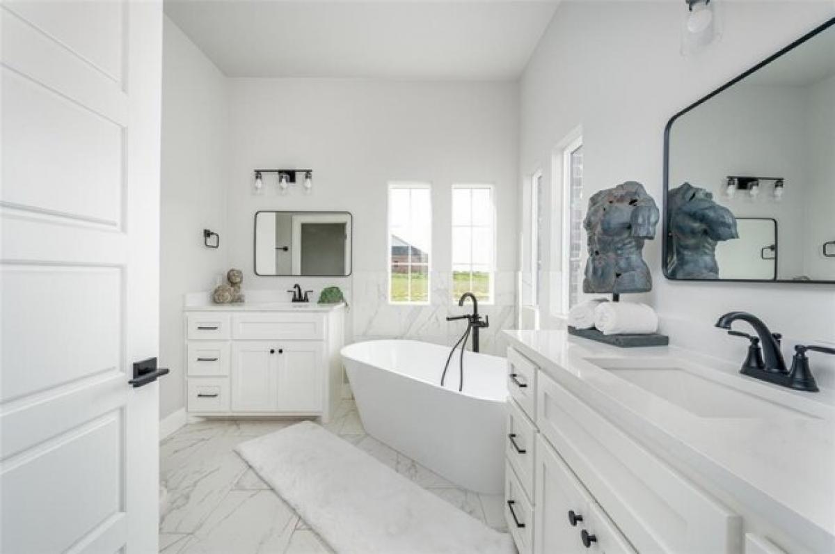 Picture of Home For Sale in Piedmont, Oklahoma, United States