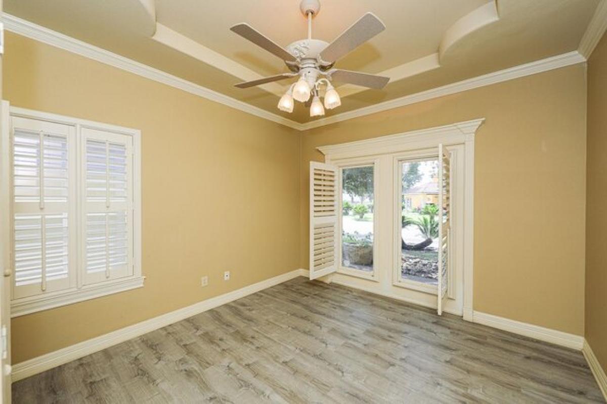 Picture of Home For Sale in Laredo, Texas, United States