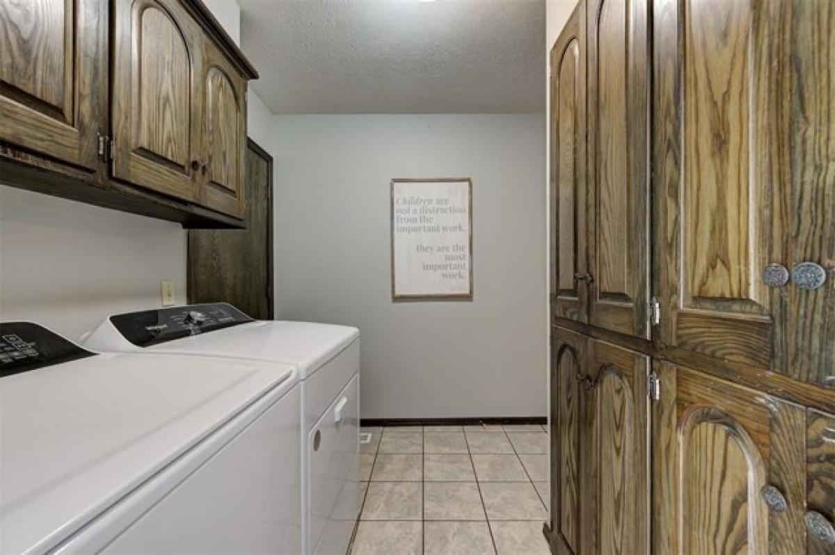 Picture of Home For Sale in Mustang, Oklahoma, United States