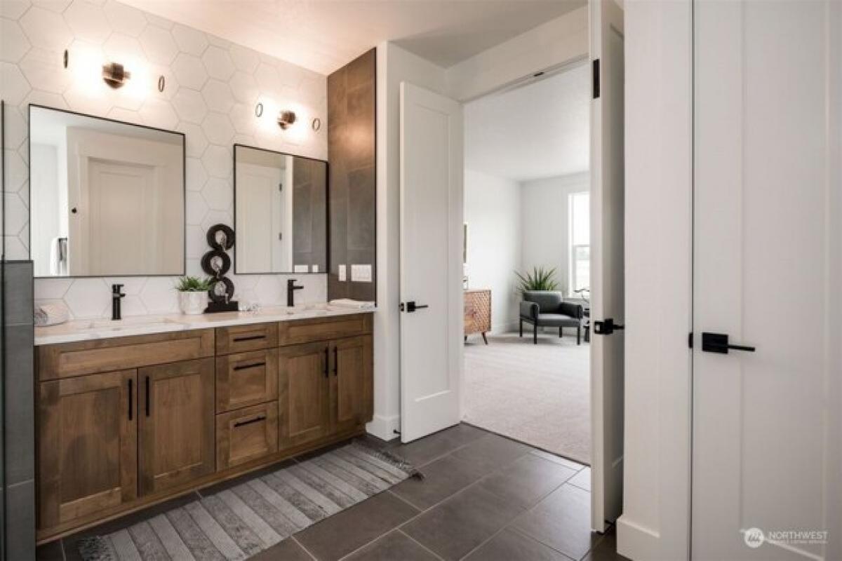 Picture of Home For Sale in Bremerton, Washington, United States