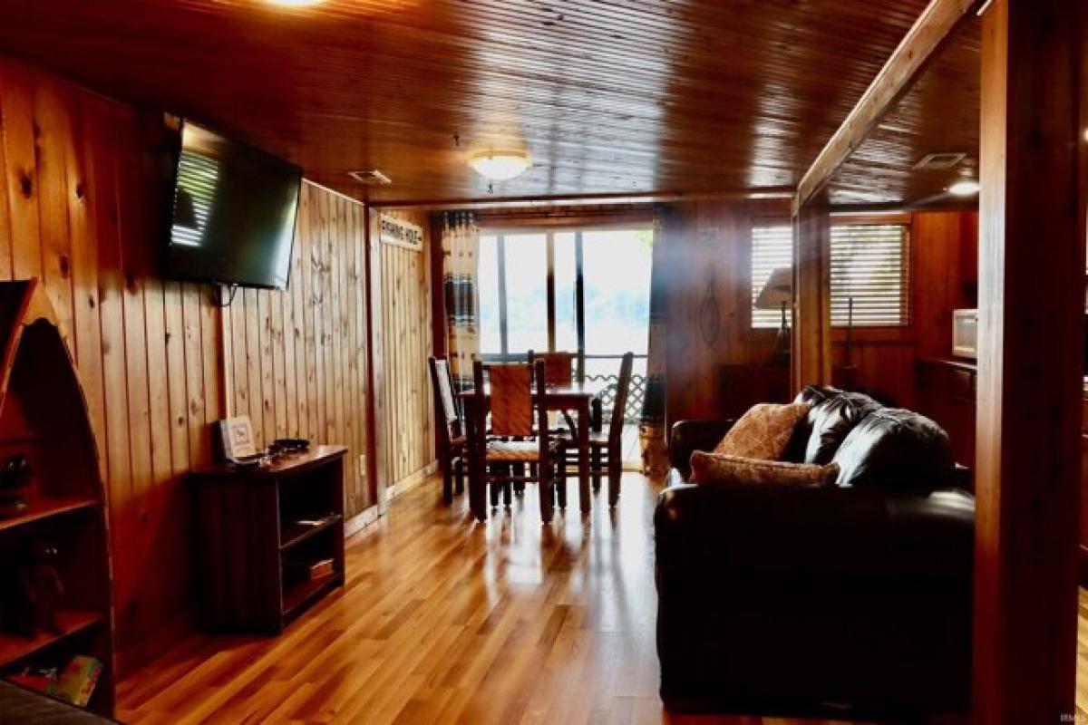 Picture of Home For Sale in Syracuse, Indiana, United States