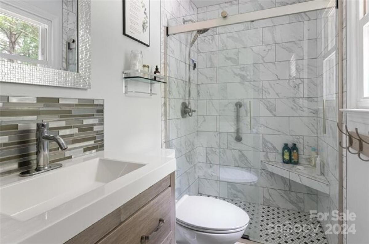 Picture of Home For Sale in Hendersonville, North Carolina, United States