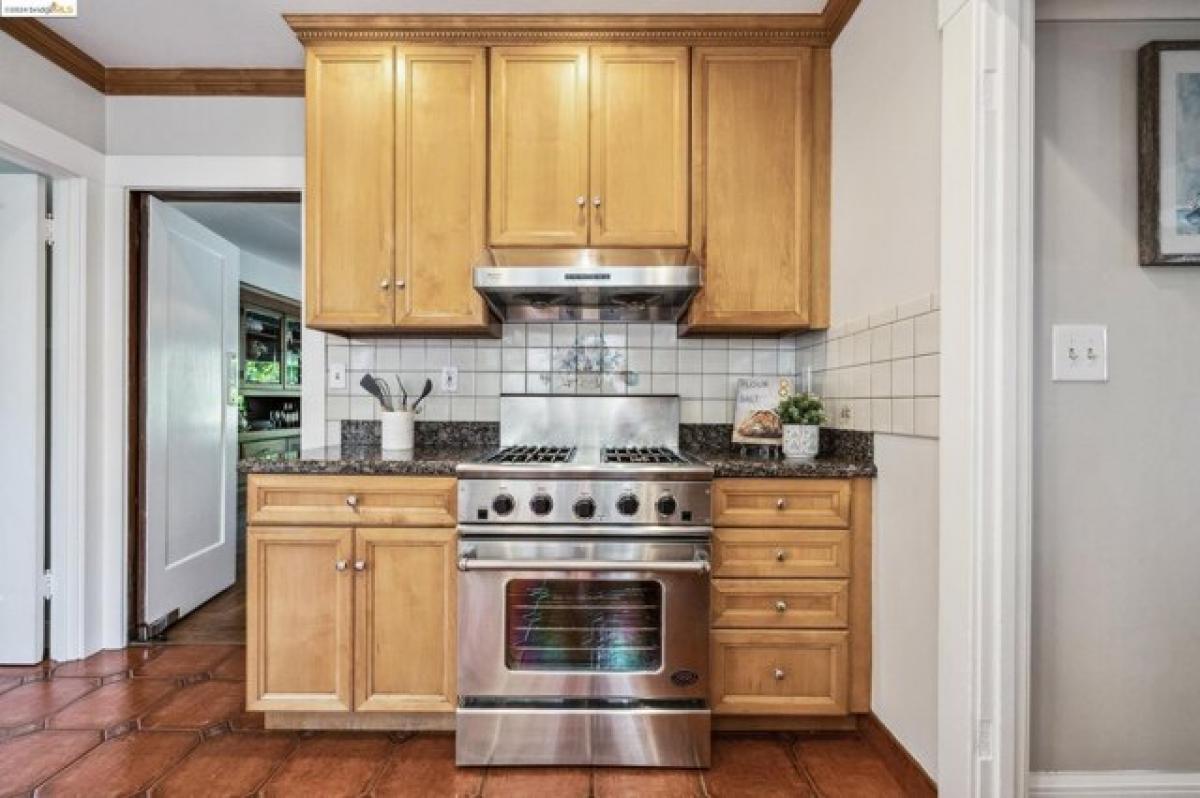 Picture of Home For Sale in Oakland, California, United States