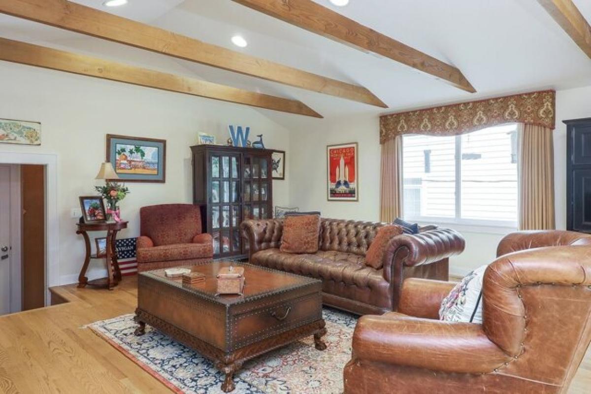 Picture of Home For Sale in Downers Grove, Illinois, United States