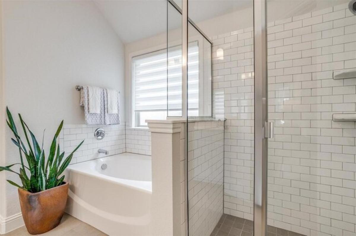 Picture of Home For Sale in Benbrook, Texas, United States