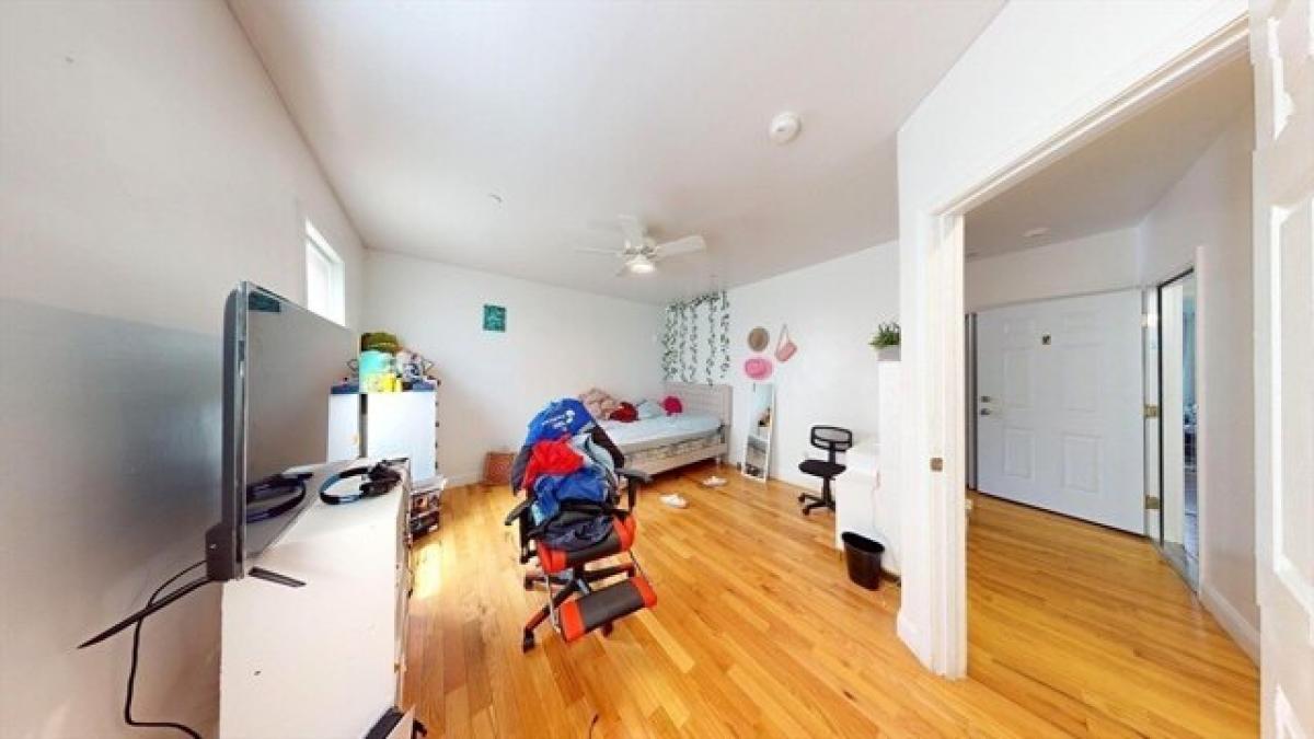 Picture of Home For Sale in Worcester, Massachusetts, United States