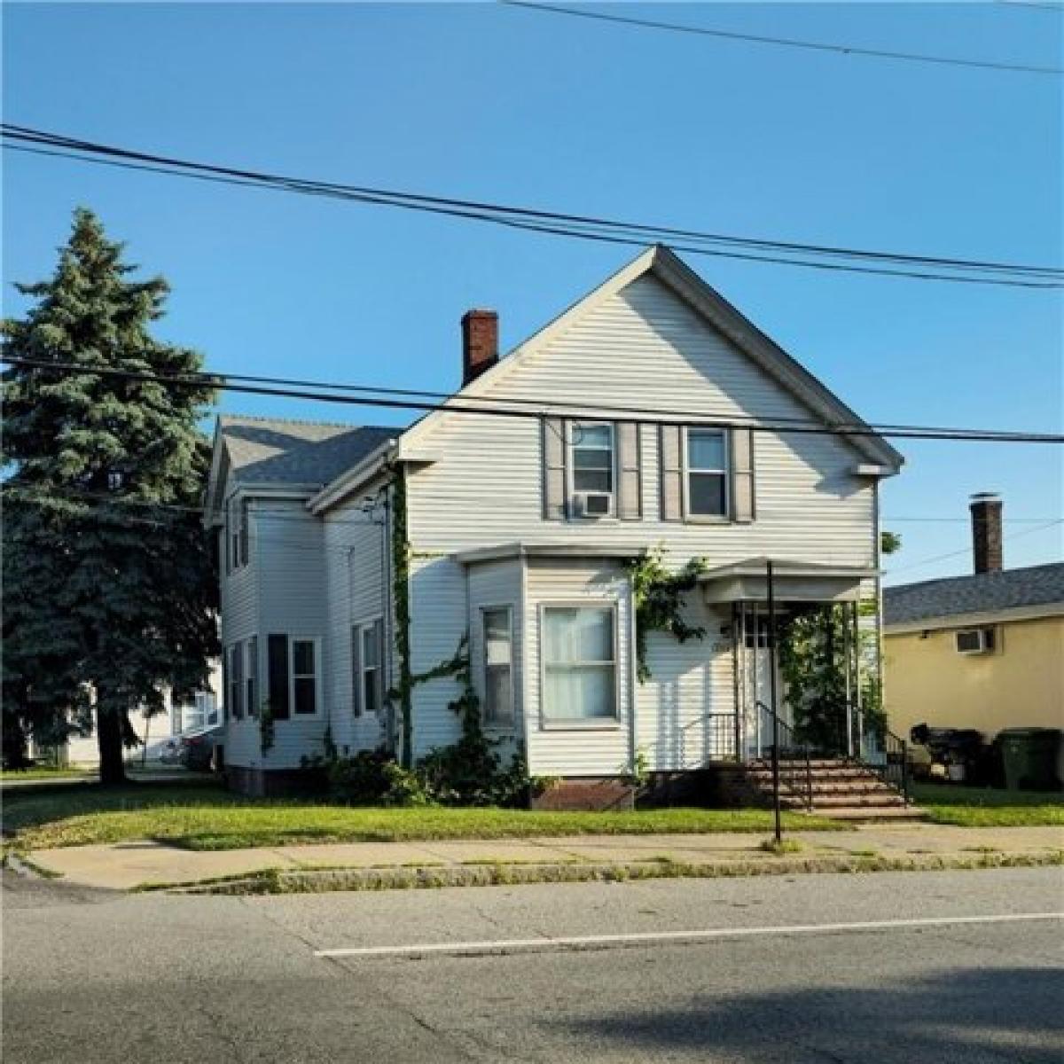 Picture of Home For Sale in Cranston, Rhode Island, United States