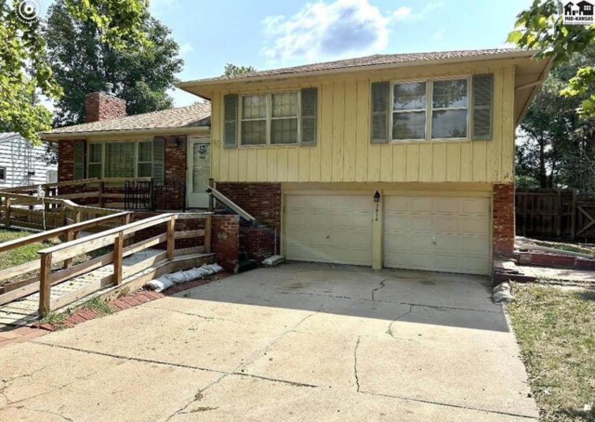 Picture of Home For Sale in Hutchinson, Kansas, United States