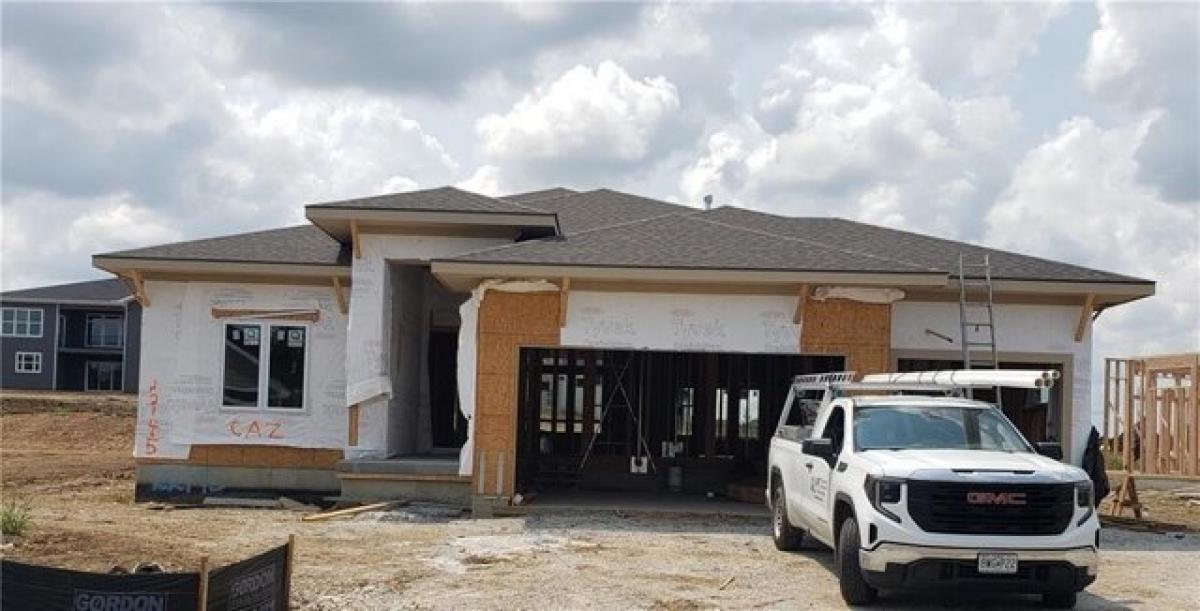 Picture of Home For Sale in Lenexa, Kansas, United States