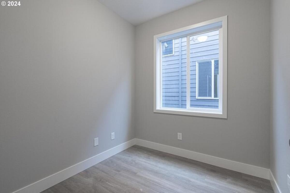 Picture of Home For Sale in Newberg, Oregon, United States